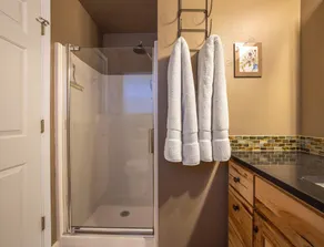 Devon Court - Adorable Remodeled, Quiet, Near Town, Fenced Yard, Pet Friendly - Image 5
