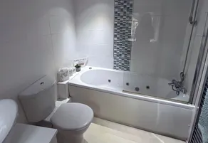 Lakeside Cottage - Sleeps 8 - Garden - Image 3