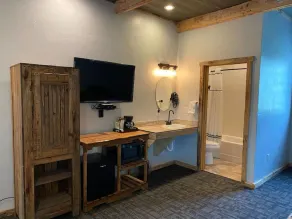 Falls Market Inn Riverview, Bike trail Hotel 2 Queen Beds 4 Mile to Fallingwater - Image 2