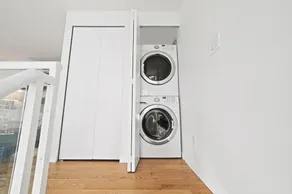 Modern top-floor 1-bedroom loft with free parking - Image 2