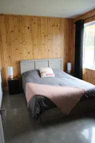 Chalet on the edge of Lac des Commissaires - Image 4