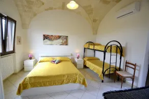 Borgo Salino C: un apartamento de tres pisos característico y acogedor en el estilo característico de la campiña de Apulia. - Image 5