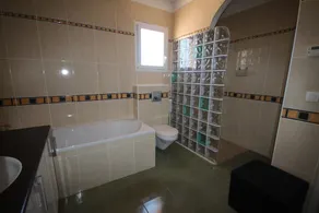 Superbe villa climatisée clôturée, WIFI, 3 km de la mer, 4 belles chambres, piscine privée sur les hauteurs du village LXTOU21 - Image 4