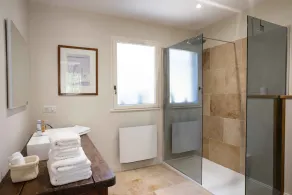 Cocoon\" house 2 minutes' walk from the charming village of Lourmarin - Image 3
