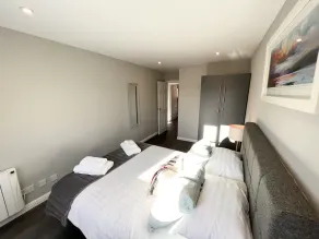 Beautiful central apartment with parking - Image 5