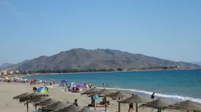 Soleado apartamento con balcón con vistas al mar, la playa y orientado al sur - Image 5