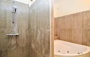 Amazing Home In Violès - Image 3