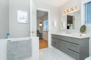 Cultus Lake Cottage- 5 bedroom 3 bathroom- Walking distance to beach - Image 3