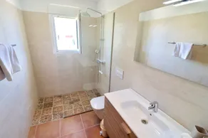 Sea view holiday home with garden and private pool on the sandy beach in Roche - Image 5