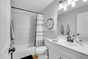 Centrally located, spacious 4 bdrm, on quiet Ct - Image 3
