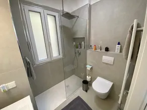 Appartamento con terrazza, piscina e giardino - Image 4