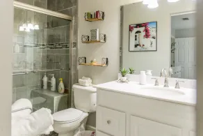 Royalty Luxe Stay💎3B/2R 🏠No Back Neighbors/Huge Beautiful Patio🌞Sleeps 8🛌 - Image 2