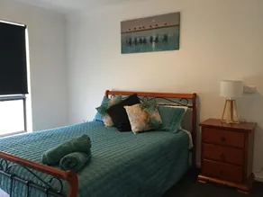 AJ's Home. Modern, open plan & quiet location. - Image 4