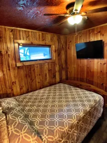 Easton Lake Retreat – Cozy Cottage & Hot Tub - Image 4
