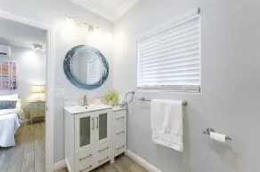 Enchanting Garden Cottage - King Bed -Spa Bath -Private Patio in Heart of the OC - Image 5