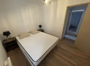 Belle Maison Rénovée Avec Jardin, à 500m du Centre Village - Image 4