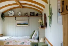 The Acorn - Luxury Shepherds Hut hot tub panoramic views - Image 5