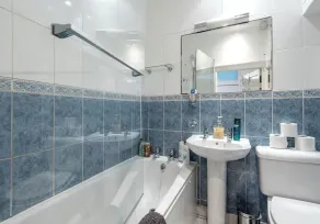 Spacious 3-bedroom apartment with views of Edinburgh Castle.  Sleeps 6. - Image 3