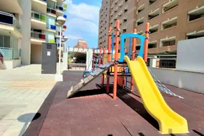 Cet appartement spacieux et charmant vous permet de passer des moments inoubliables avec vos proches. Sa spectaculaire terrasse de 28 mètres carrés est l'endroit idéal pour se détendre et profiter du climat méditerranéen en compagnie de la famille - Image 2