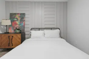 Charming 2BR Retreat-Free Parking - Image 5