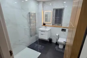 2 Bed House Sleeps 5 -Private Garden - Image 3