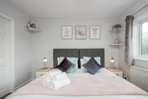 Ascot Pet Friendly 4 Bed House Parking - Image 4