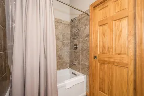 Fængslende sommerhus med 2 soveværelser tilbyder fantastisk søfronten med en privat dock! - Image 5