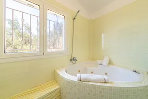 Villa 'Salvia' with Sea View, Wi-Fi and Air Conditioning - Image 3