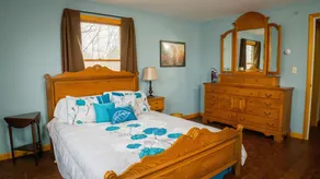 Comfy family-friendly log-sided home with lake frontage and dock - Image 5