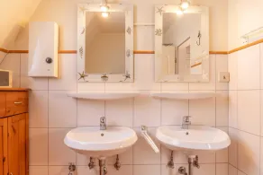 Dieses Charmante Nurdachhaus von 1972 Befindet Sich in Wunderschöner Lage von Al - Image 2