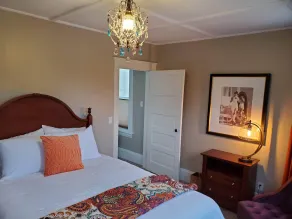 Historic 2-Bedroom Apartment with Modern Comforts and Artistic Charm - Image 4