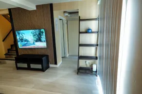 City 2 bedroom townhome with fireplace - Image 3