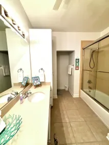 Lovely 2-bedroom condo with pool - Image 5
