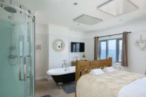 Luxury Beachfront House, Sleeps 12, Free Parking - Image 2