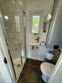 Delightful Shepherd's Hut with Log Burner and Outside Bath - Image 2