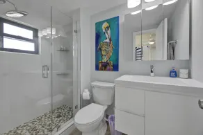 Remodeled 2/2 + Bonus Rm Condo - Waterfront in Downtown Naples - Covered Parking - Image 3