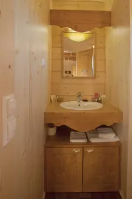 Sam's cabin - Image 2
