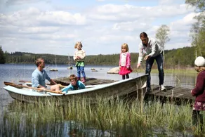Près de Katthult et Vimmerby. Eig. Aire de jeux, super endroit, près du lac - Image 2
