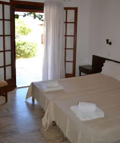 Lovely 2 bedroom cottage just a two minute walk from the beach - Image 2