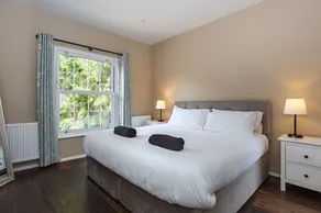 Stubbs House, Loddon, sleeps 20, 2 hot tubs - Image 4