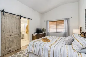 Rustic Mid Century Modern home in the suburbs-small pets welcome - Image 5