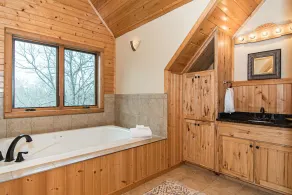 Luxury 6-Bedroom Lodge Dubuque, Field of Dreams & Galena - Image 5