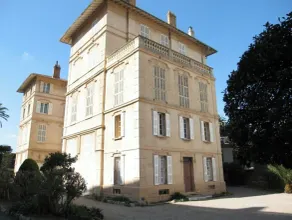 Beach House on the right Palais - up to 3CH showers - FIBRE - PKG (s) secured (s) - Image 3