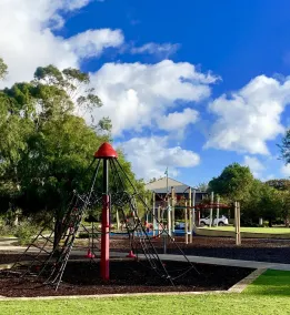 Amazing LOCATION! Only a 2 minute walk to both the beach and heart of town. - Image 3