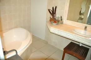 aménagement de bon goût et confortable, très proche de la plage - Image 3