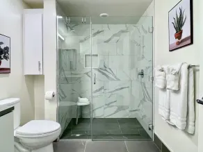 LUXE DOWNTOWN w/ VIEW • in-unit W/D • Work from Home • King Bed • Gigabit WiFi - Image 5