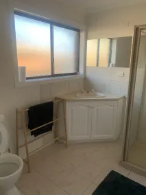 Invy Haven - Relaxed Coastal, Free WiFi, Pet Friendly, Beach 500m - Image 4