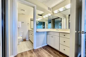 Asseyez-vous sur votre balcon et profitez de la brise de l'océan, ce superbe condo classé Gold. - Image 2