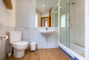 Fantastic and Bright Apartment in the Heart of Gothic area 10 min from the beach - Image 5