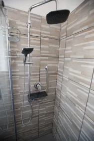Apartment with private parking space - Image 4